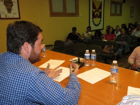 Pablo Camacho durante la reunión con los comerciantes