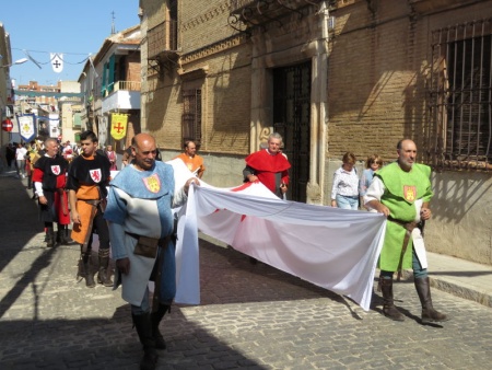 La bandera de la Orden de Calatrava, en el desfile previo a su izado en el castillo