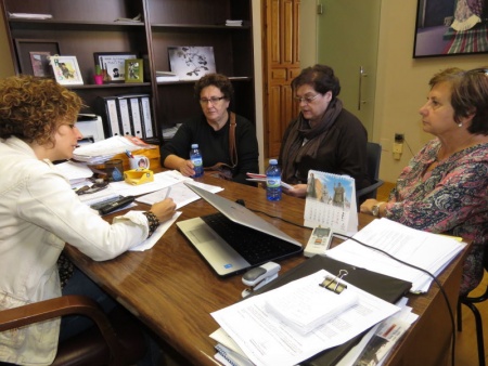 Labián, durante la reunión de coordinación con representantes de la Asociación de Amas de Casa de Manzanares