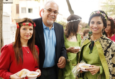 El alcalde junto a la zagala y zagalillas, en la comida medieval