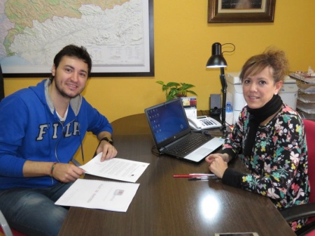 Mario Cervantes y Silvia Cebrián en la firma del convenio