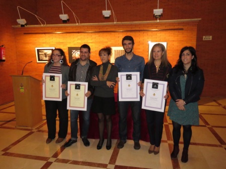 Autoridades con los ganadores o familiares de éstos que recogieron sus premios