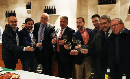 El alcalde Julián Nieva, junto a representantes de las bodegas de Manzanares y el presidente de la DO La Mancha