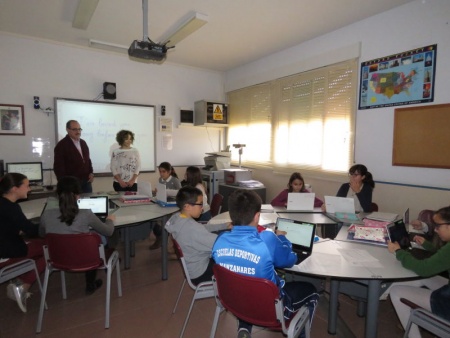 Director y Concejal en el aula Altia con los nuevos ordenadores