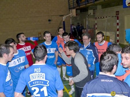 Juanlu da instrucciones a su equipo ante el Pilaristas. Foto: Manzanares en Imágenes