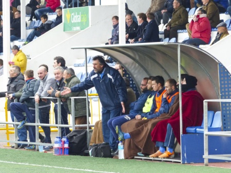 Guillermo Alcázar da instrucciones en el partido ante el Almansa. Foto: José A. Romero.