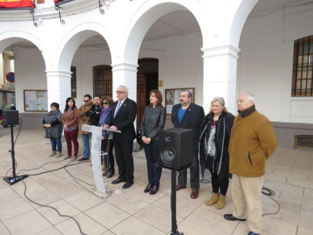 Julián Nieva con miembros de la corporación municipal