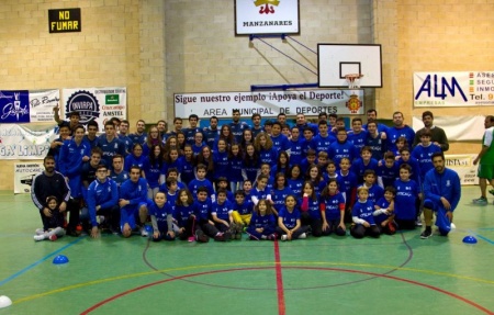 Foto de familia de todas las categorías del CB Manzanares y Escuela Municipal de Baloncesto