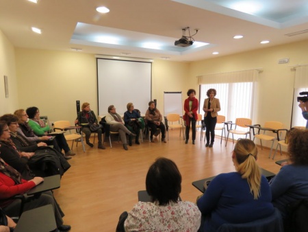 Beatriz Labián y Carmen Pimienta en la reunión en el Centro de la Mujer