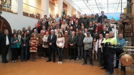 Asistentes a la visita en las escaleras del museo de Pernod Ricard