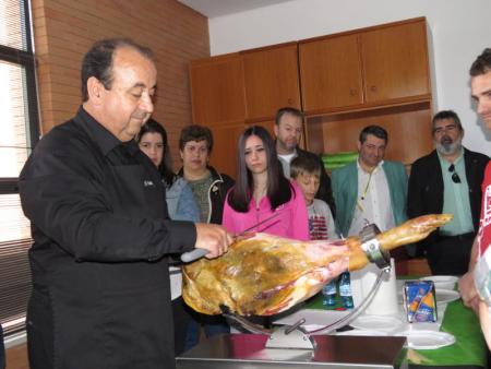 José Naranjo, durante el taller de corte de jamón previo a la cata de este producto