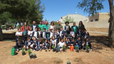 Participantes en la plantación de árboles