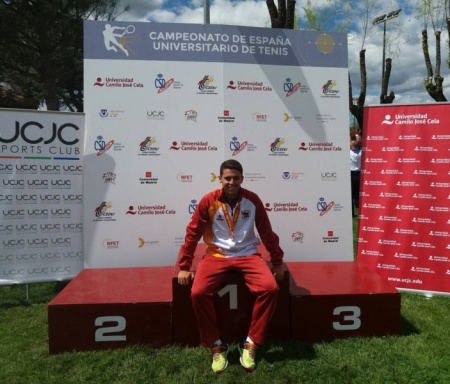 Héctor Marchán con la medalla de bronce del CEU de tenis