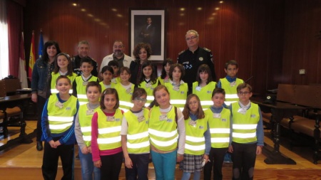 Escolares de la actividad "policía por un día" en la visita al ayuntamiento de Manzanares