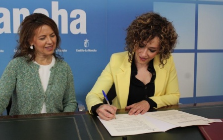 Aurelia Sánchez y Beatriz Labián durante la firma del convenio