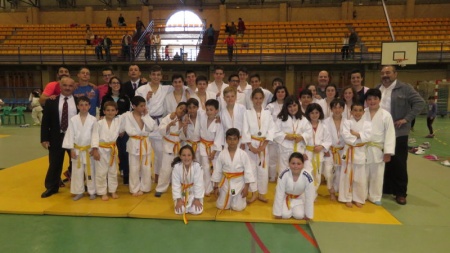 Competidores manzanareños junto a miembros del club de Judo y concejales