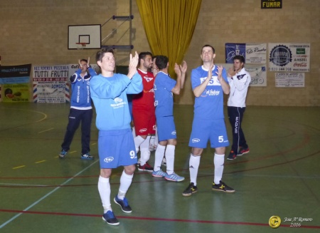 El equipo se despidió de su afición tras la goleada. Foto: José A. Romero