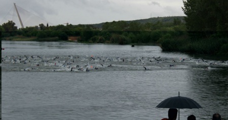 Competidores en el complicado sector a nado por el río Tajo