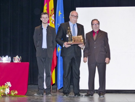 Nieva recibió el Quijote de Oro de manos de José Merino Mulet. Fotos: José A. Romero