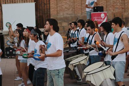 Participantes de batucada en la Semana del Rock