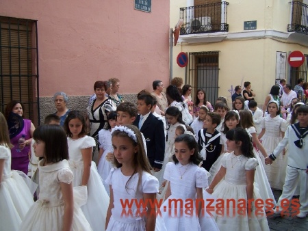 Niños y niñas en la procesión del Corpus