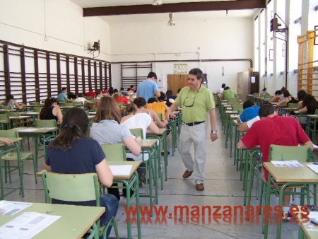 Alumnado haciendo la PAU en Manzanares