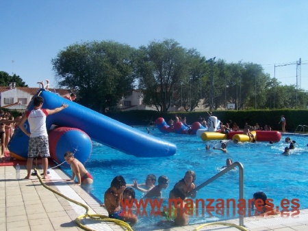 Hinchables en la piscina municipal