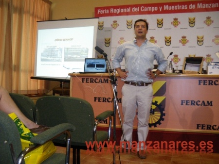 Andrés Cuesta, técnico de AGECAM, durante la conferencia en FERCAM 2009