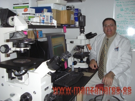 Julián Gómez-Cambronero en su laboratorio de Ohio