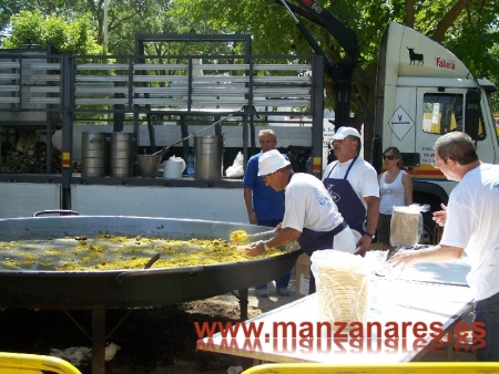 Paella gigante degustada en la comida popular