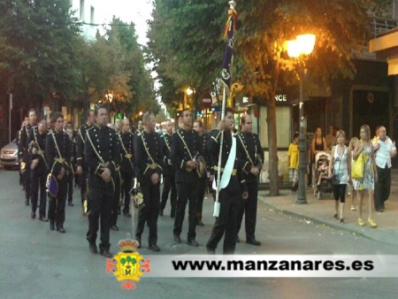 Momento del pasacalles de las bandas