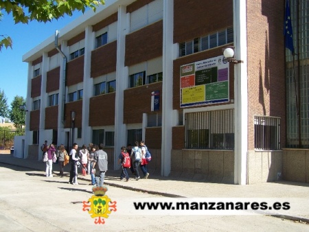 Fachada del IES Azuer