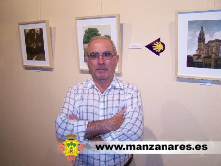 Manuel Fernández ante su obra