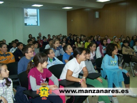 Otero con los niños y niñas de Manzanares