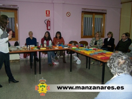 Participantes y monitores en el Taller de Cosmética Natural