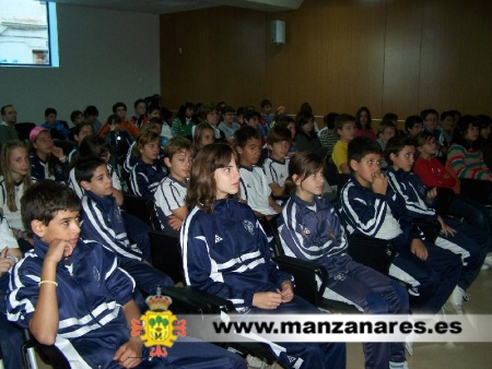 Kiko Da Silva con los escolares de Manzanares