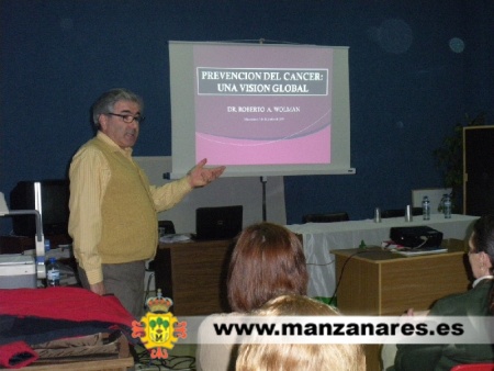 El Dr. Wolman durante la charla