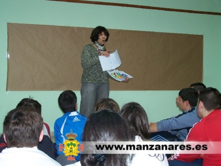Julia Díaz durante el taller en el IES Azuer