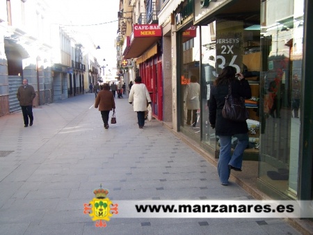 Calle Empedrada con comercios en rebajas