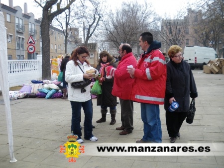 Miembros de Cruz Roja recaudando ayudas