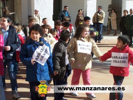 Abrazos solidarios del colegio Enrique Tierno Galván