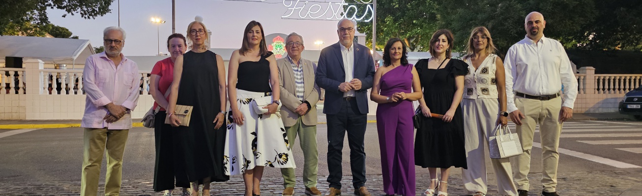 Miembros de la corporación municipal tras el encendido del alumbrado