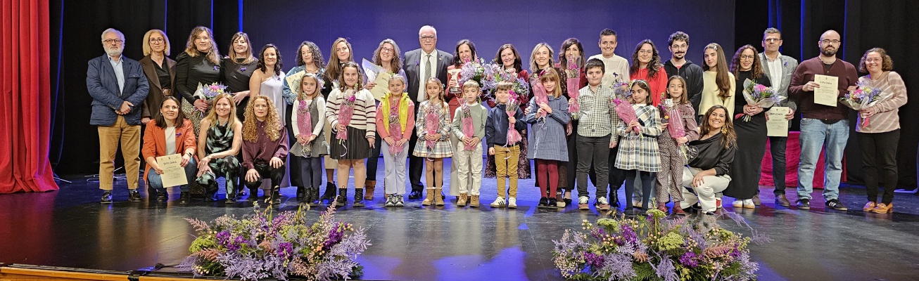 Foto conjunta de autoridades y personas premiadas en la X Gala de la Iguadad