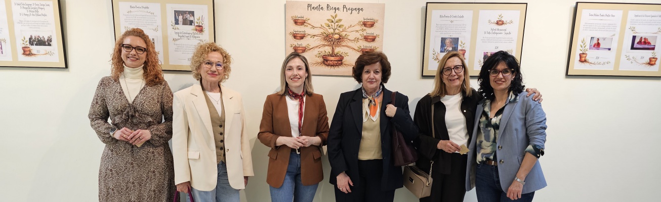 Algunas premiadas junto a autoridades y comisaria de la exposición