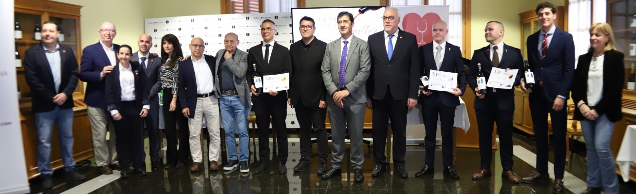Ganador y finalistas junto a organizadores y autoridades