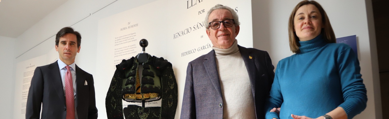 Juan Ortega visita el Archivo-Museo Sánchez Mejías y dona su vestido de 2022 a la peña taurina