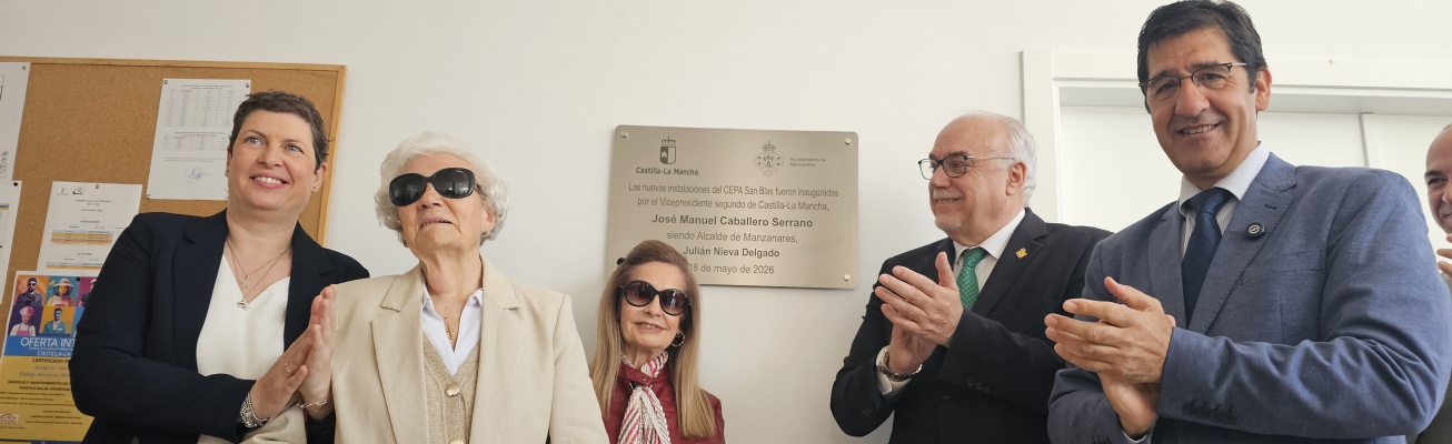 Momento en el que las alumnas más veteranas descubrieron la placa inaugural junto a las autoridades y directora del centro