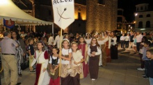 Momento del desfile desde la Plaza de la Constitución hacia el Castillo