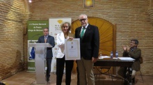 El Alcalde, Julián Nieva, entrega el premio de poesía a María Pilar Dominguez