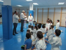 Julián Nieva se dirige al alumnado de la Escuela Municipal de Judo